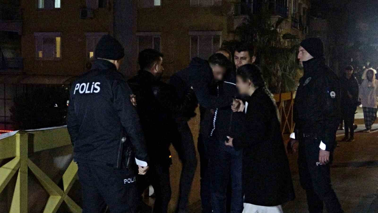 Üst geçide çıkan genç, kız arkadaşının kendini affetmesi ile hareketinden vazgeçti