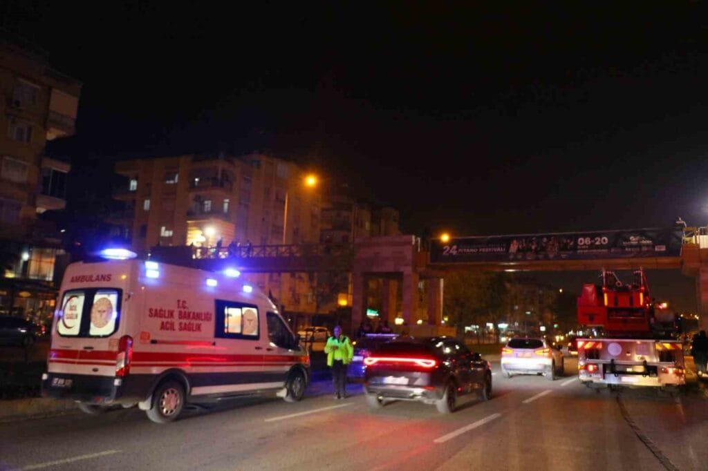 Üst geçide çıkan genç, kız arkadaşının kendini affetmesi ile hareketinden vazgeçti