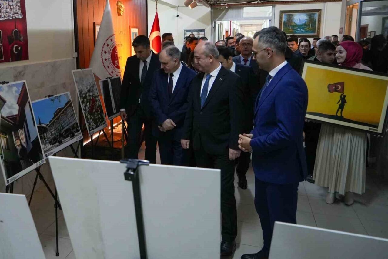 Vali Özkan, Özgürlüğün Renkleri sergisini açtı