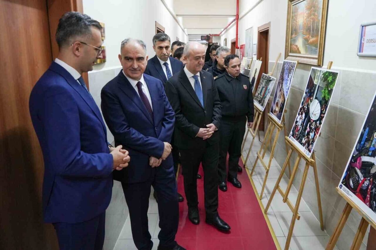 Vali Özkan, Özgürlüğün Renkleri sergisini açtı