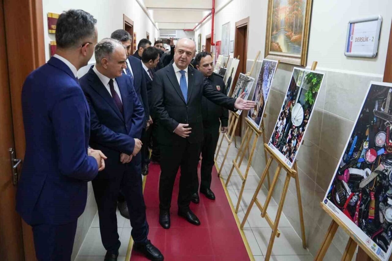Vali Özkan, Özgürlüğün Renkleri sergisini açtı