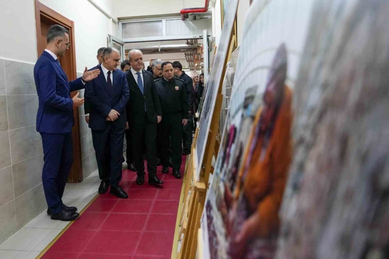 Vali Özkan, Özgürlüğün Renkleri sergisini açtı