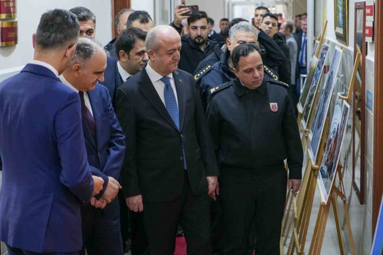 Vali Özkan, Özgürlüğün Renkleri sergisini açtı