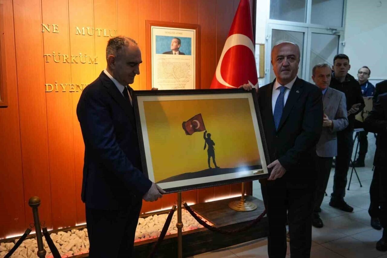 Vali Özkan, Özgürlüğün Renkleri sergisini açtı