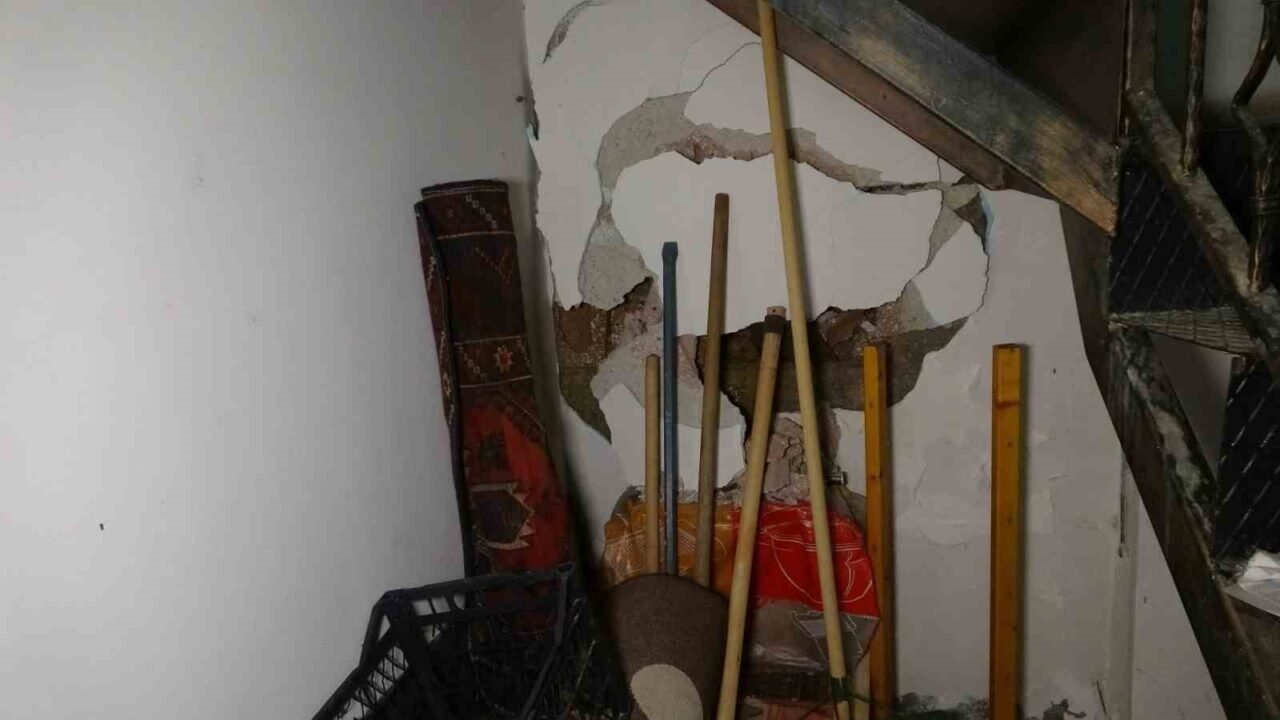 Yağmur sebebiyle kayan toprak binaya zarar verdi