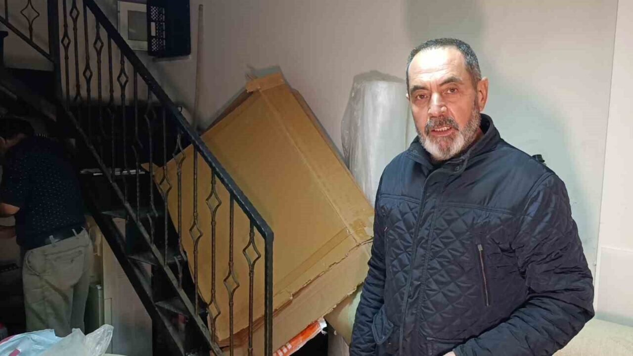 Yağmur sebebiyle kayan toprak binaya zarar verdi