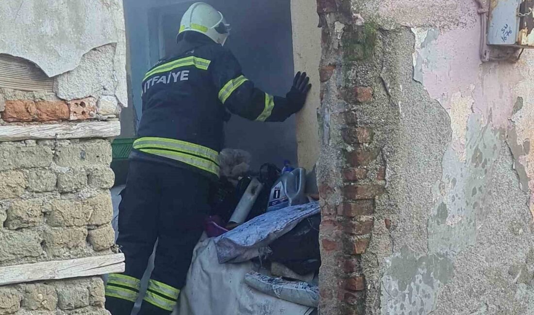 Manisa’nın Turgutlu ilçesinde metruk bir meskende çıkan yangın itfaiye takımları