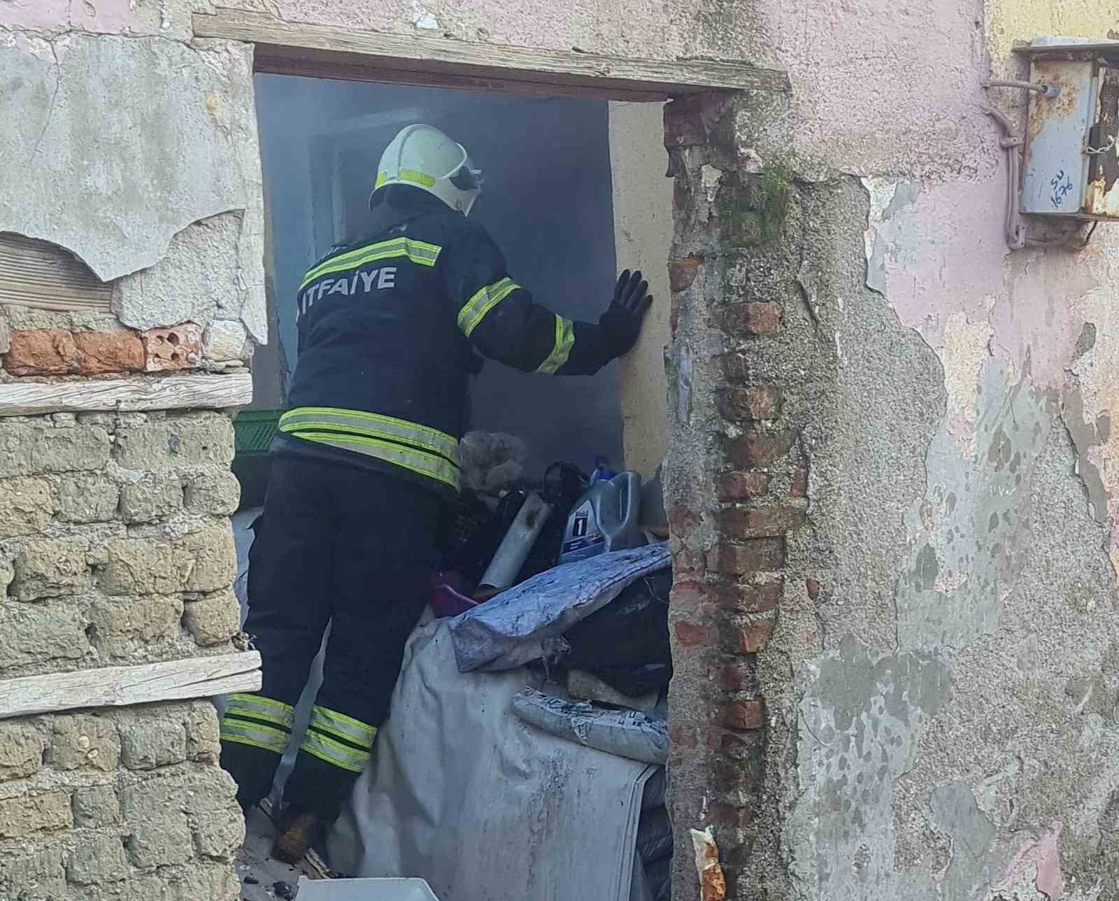 Manisa’nın Turgutlu ilçesinde metruk bir meskende çıkan yangın itfaiye takımları