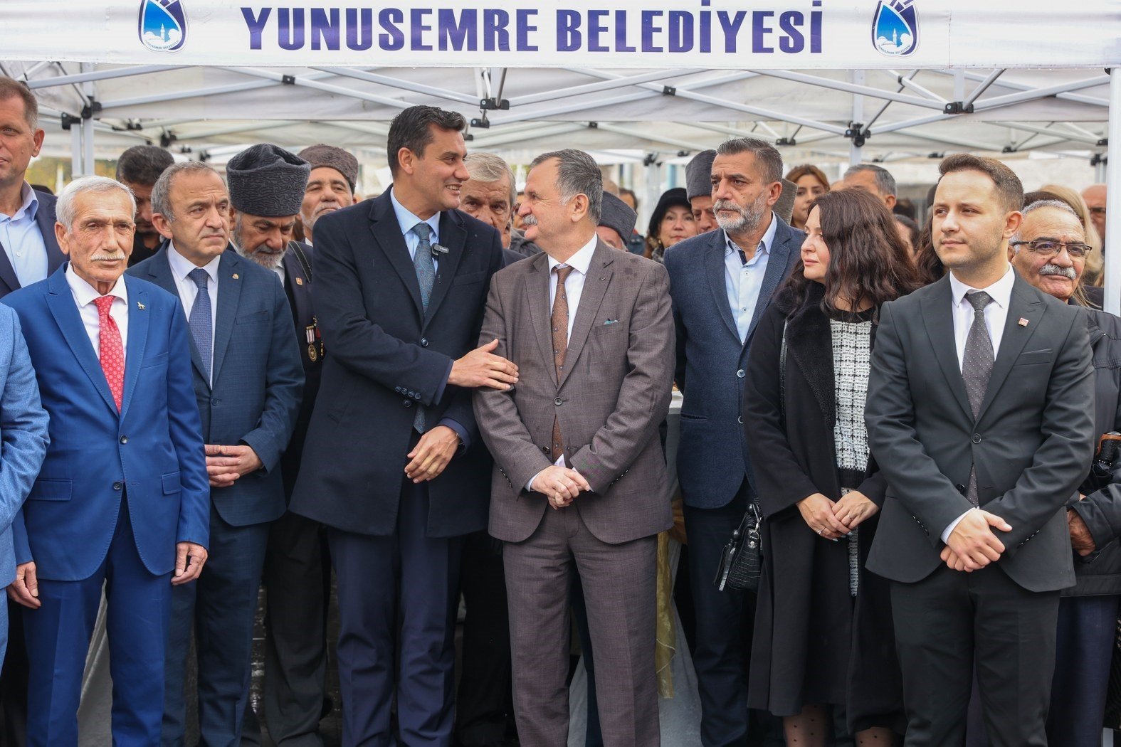 Yunusemre 100. Yıl Meydanı Atatürk heykeliyle taçlandı