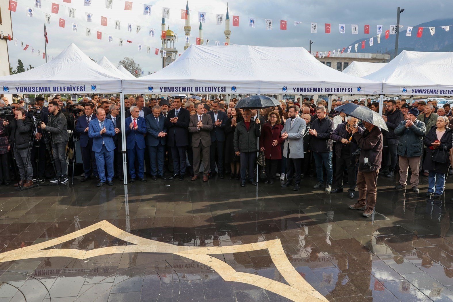 Yunusemre 100. Yıl Meydanı Atatürk heykeliyle taçlandı