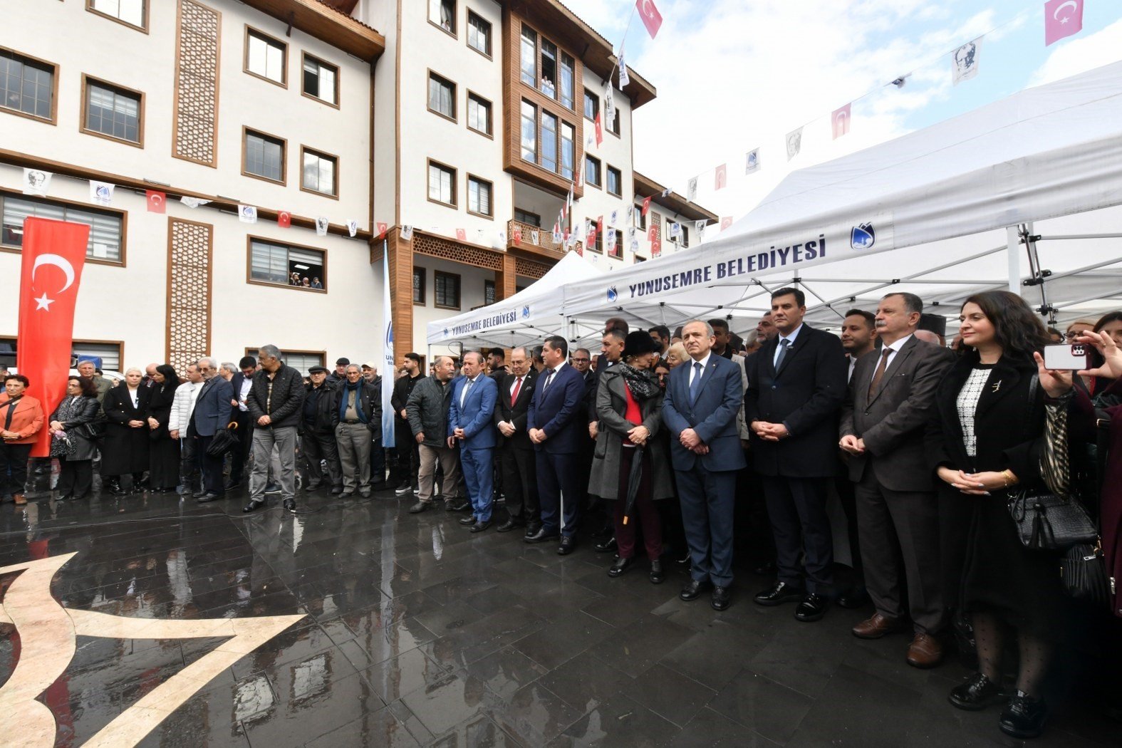 Yunusemre 100. Yıl Meydanı Atatürk heykeliyle taçlandı