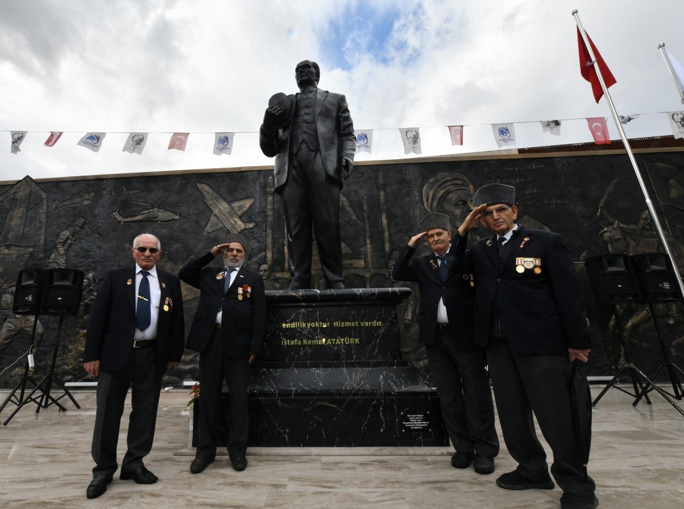 Yunusemre 100. Yıl Meydanı Atatürk heykeliyle taçlandı