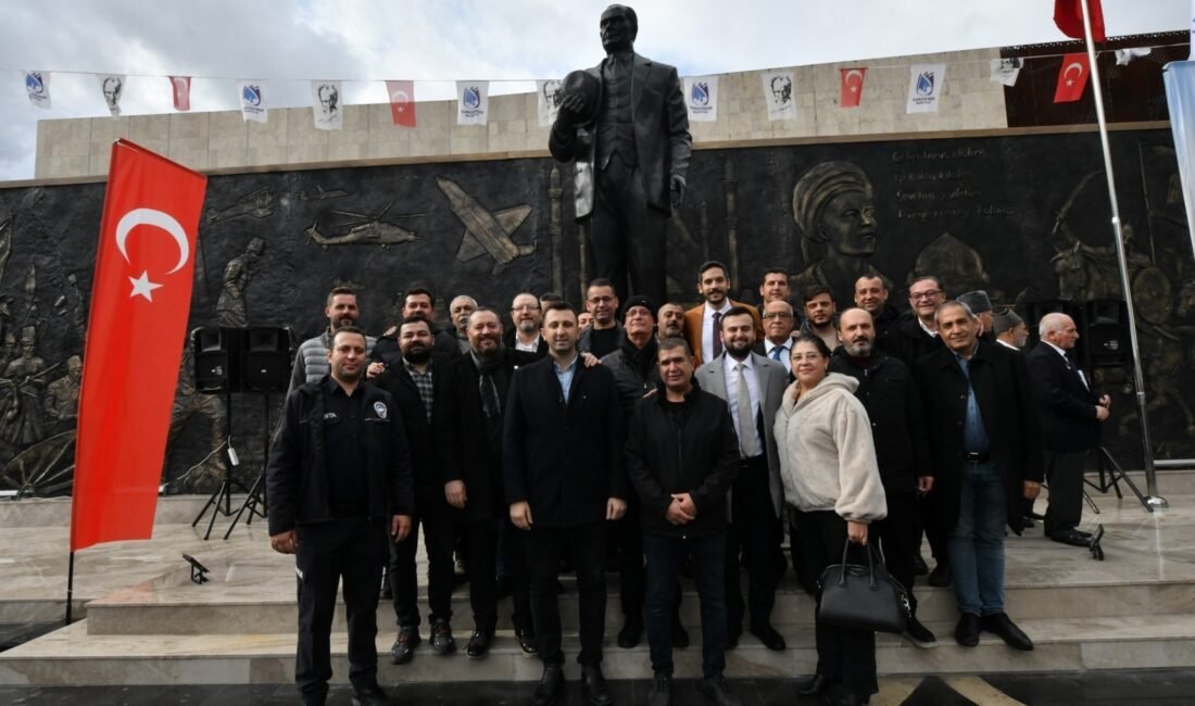 Yunusemre Belediyesi’nce 100. Yıl Meydanı’na konumlandırılan Gazi Mustafa Kemal Atatürk