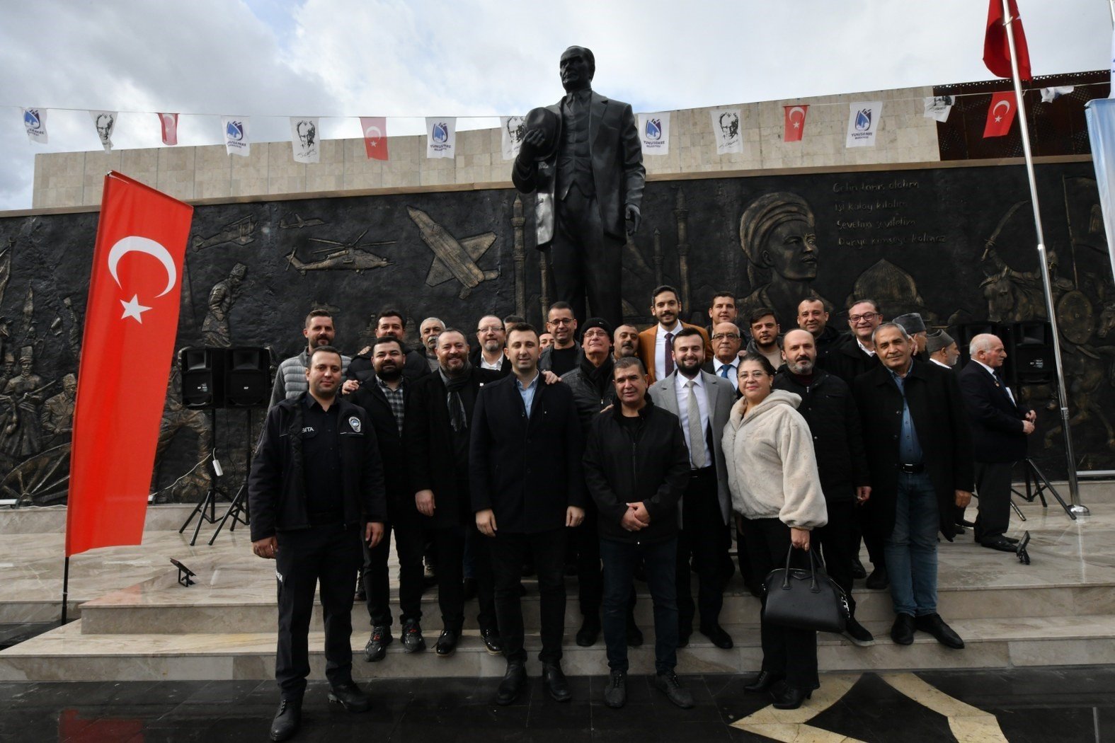 Yunusemre Belediyesi’nce 100. Yıl Meydanı’na konumlandırılan Gazi Mustafa Kemal Atatürk