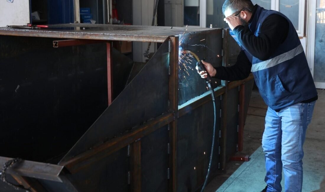 Yunusemre Belediyesi, piyasada yüksek maliyete satılan sanayi tipi çöp konteynerlerini