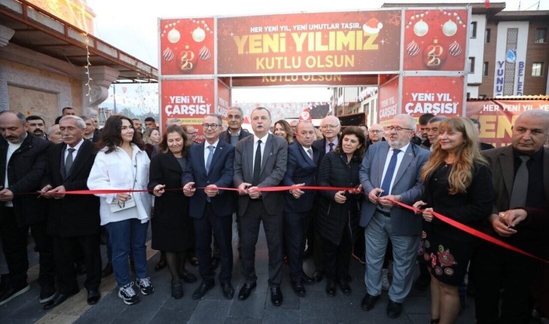 Yunusemre Belediyesi tarafından 100. Yıl Meydanı’nda kurulan Yeni Yıl Çarşısı