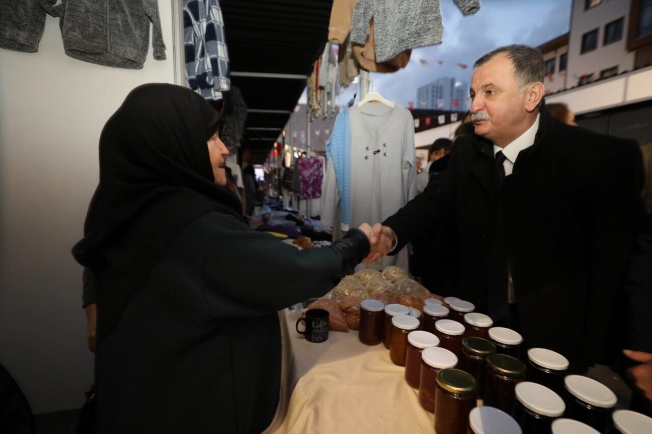 Yunusemre’de Yeni Yıl Çarşısı açıldı