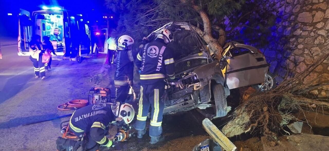 Ağaca çarpan otomobil hurdaya döndü, 2 genç hayatını kaybetti Ağaca çarpan otomobil hurdaya döndü, 2 genç hayatını kaybetti