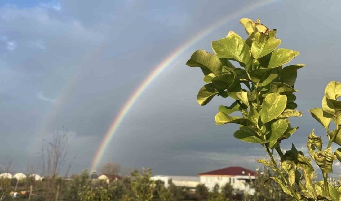 Antalya’da etkili olan yağmurun ardından Aksu ilçesinde beliren çifte gökkuşağı