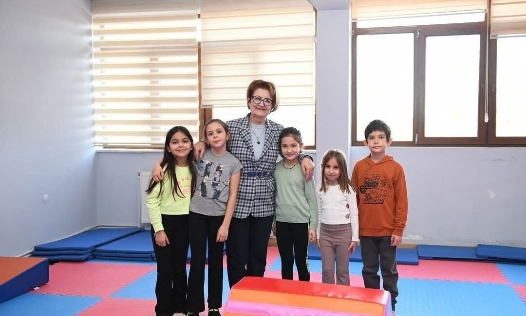 Denizli’nin Bozkurt Belediyesi Başkanı Birsen Çelik, Sanat Merkezindeki minik kursiyerlerin
