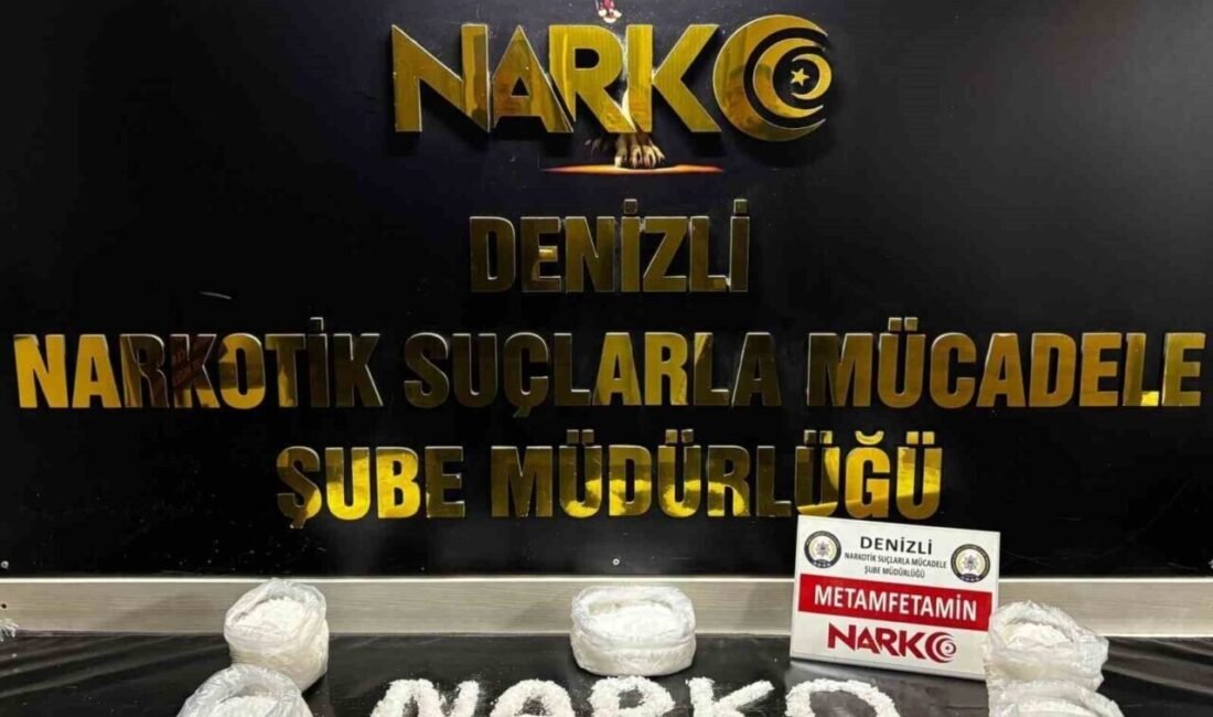 Denizli’de polis ekiplerinin lüks araca düzenlediği operasyonda, 5 kilogram metamfetamin