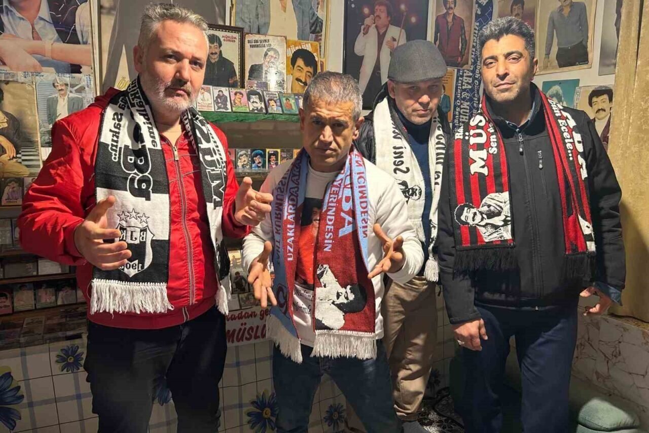 İzmir’de Müslüm Gürses hayranlarından Rasim Ozan Kütahyalı’ya tepki: “Kendisine yakıştıramadık”