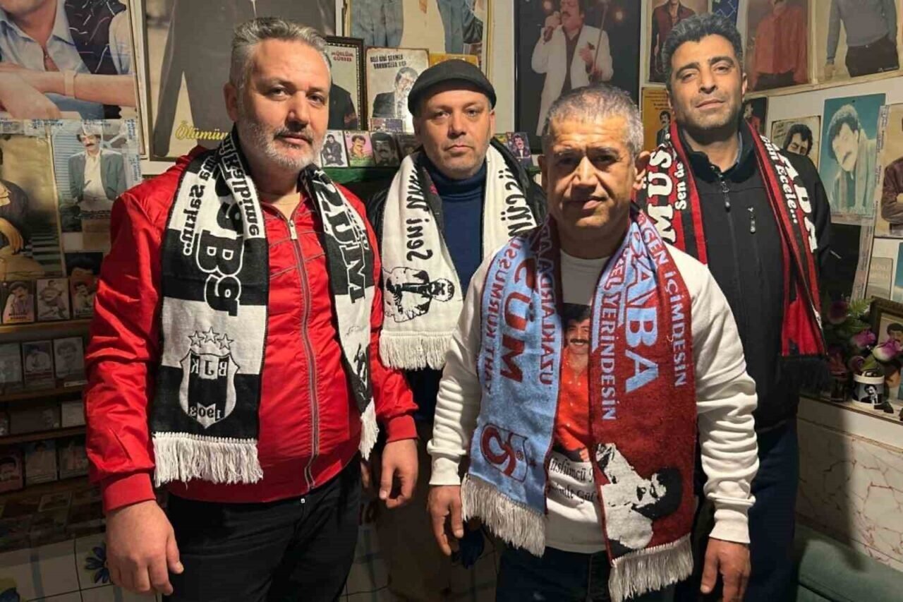 İzmir’de Müslüm Gürses hayranlarından Rasim Ozan Kütahyalı’ya tepki: “Kendisine yakıştıramadık” İzmir’de Müslüm Gürses hayranlarından Rasim Ozan Kütahyalı’ya tepki: “Kendisine yakıştıramadık”