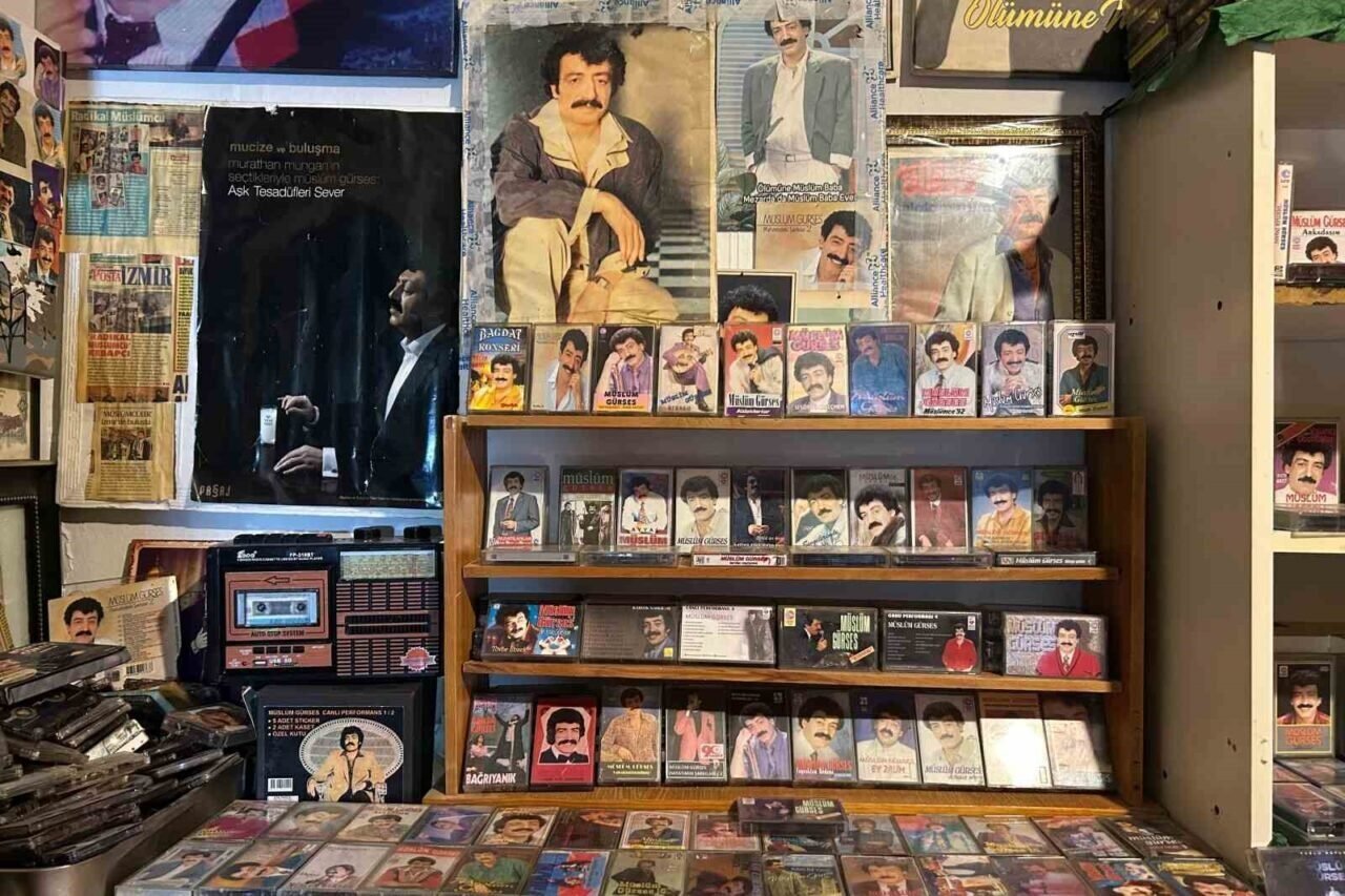 İzmir’de Müslüm Gürses hayranlarından Rasim Ozan Kütahyalı’ya tepki: “Kendisine yakıştıramadık”