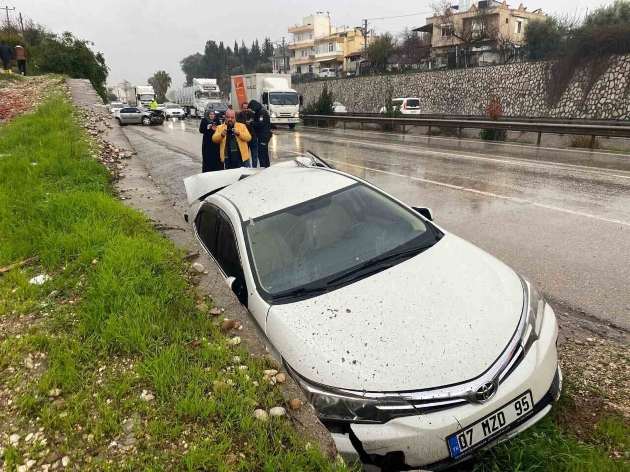 Kontrolden çıkan otomobil park halindeki araca çarptı: 2 yaralı