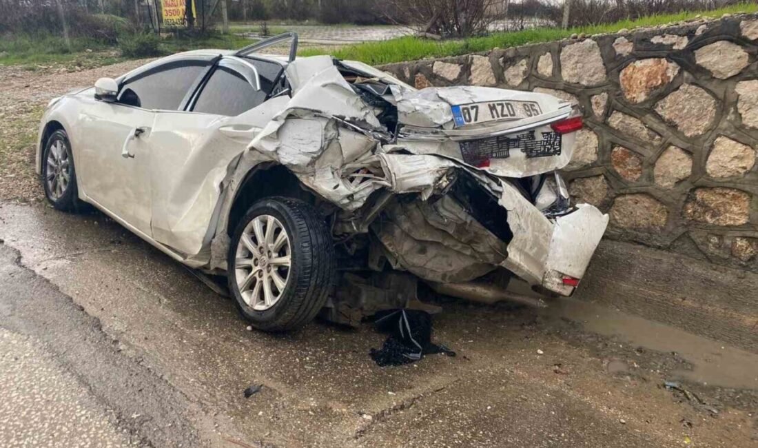 Antalya’nın Serik ilçesinde, yağış nedeniyle kayganlaşan yolda kontrolden çıkan otombilin