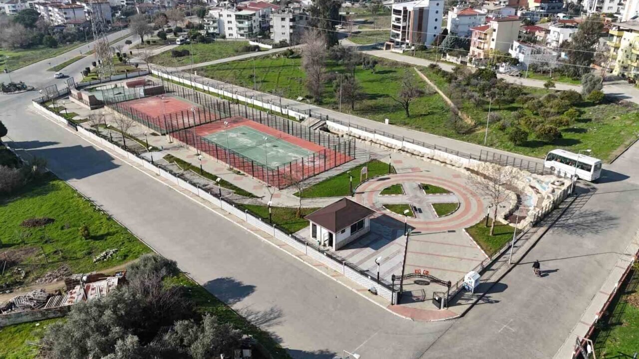 Nazilli’deki yeşil alanlarda temizlik ve bakım çalışması sürüyor