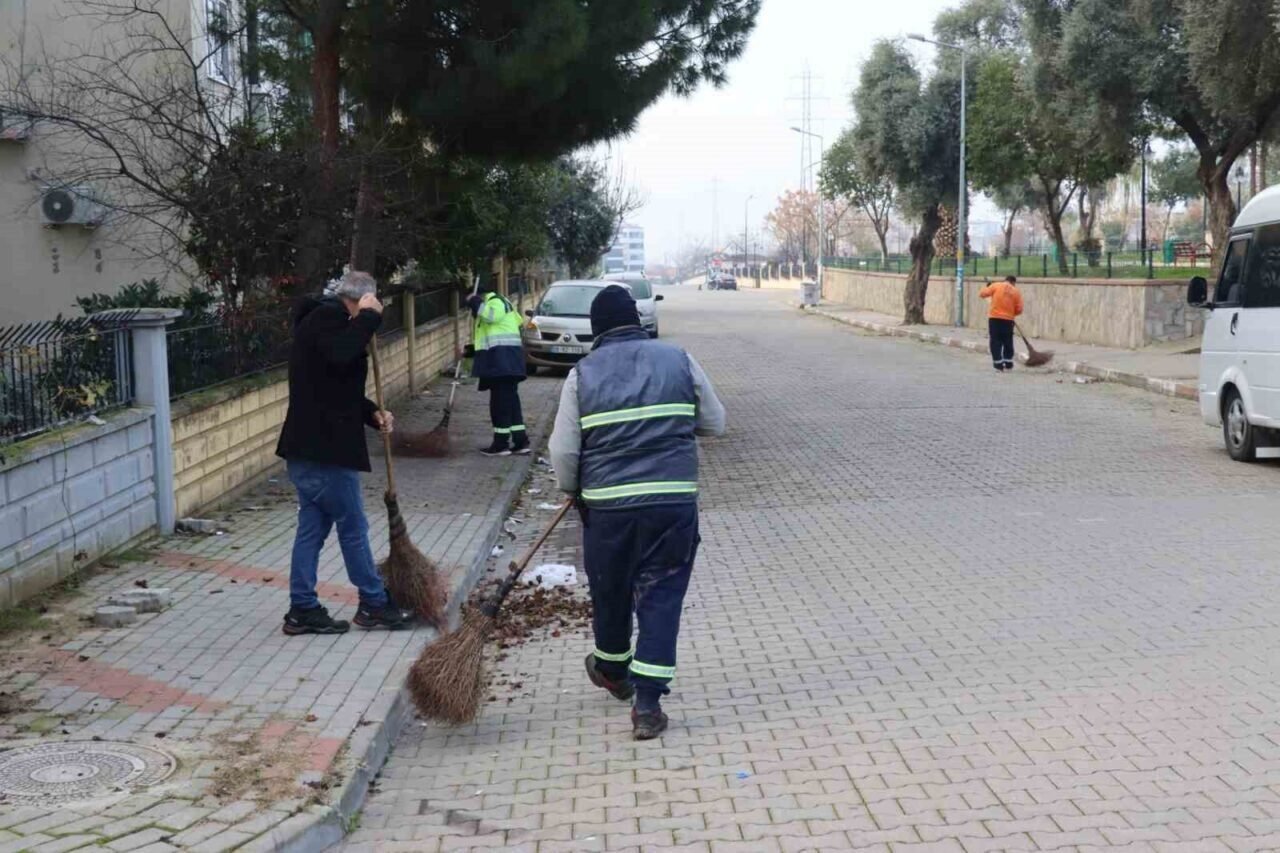 Nazilli’deki yeşil alanlarda temizlik ve bakım çalışması sürüyor