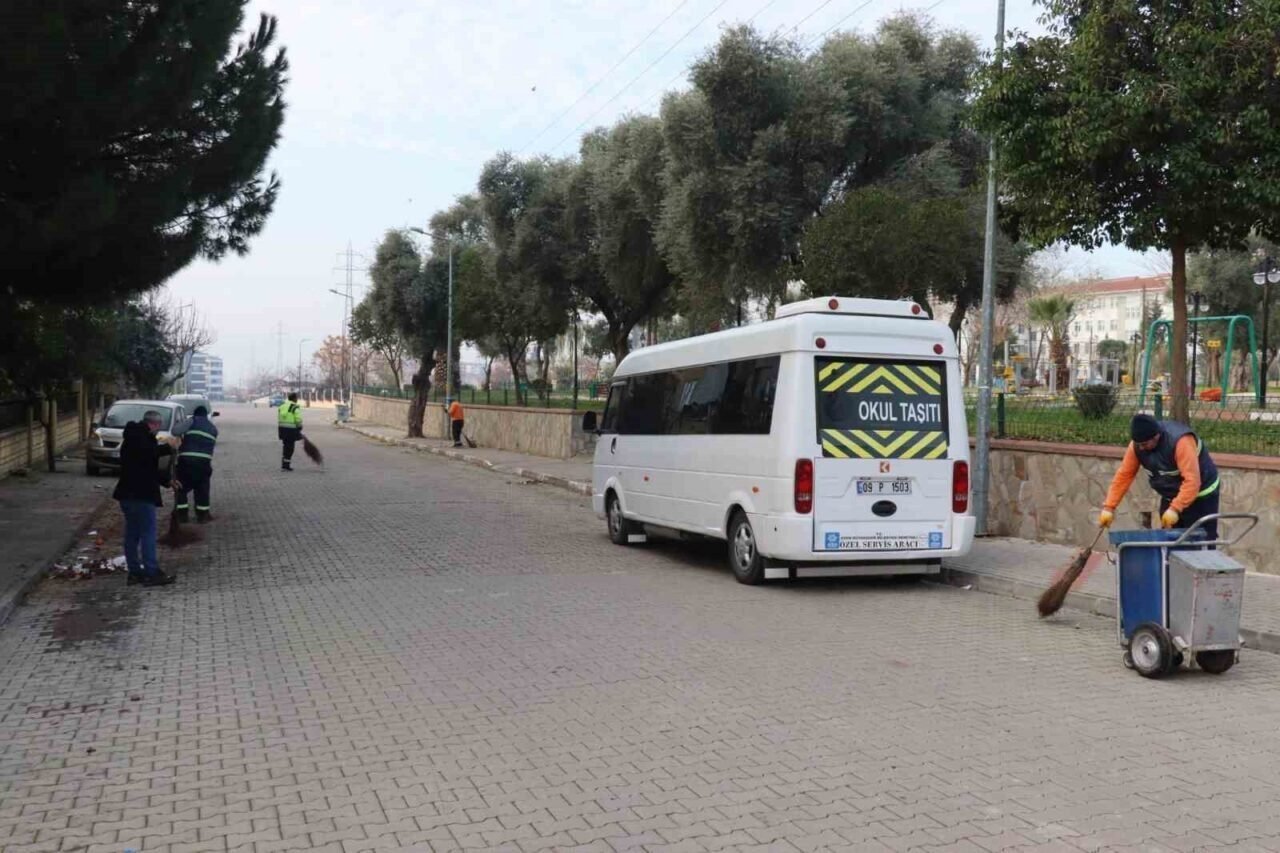 Nazilli’deki yeşil alanlarda temizlik ve bakım çalışması sürüyor