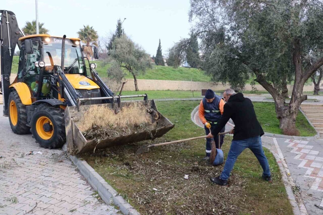 Nazilli’deki yeşil alanlarda temizlik ve bakım çalışması sürüyor