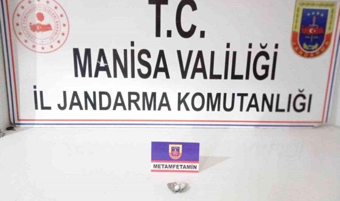 Manisa’nın Sarıgöl ilçesinde, şüpheli davranışlarıyla devriye gezen jandarma ekiplerinin dikkatini