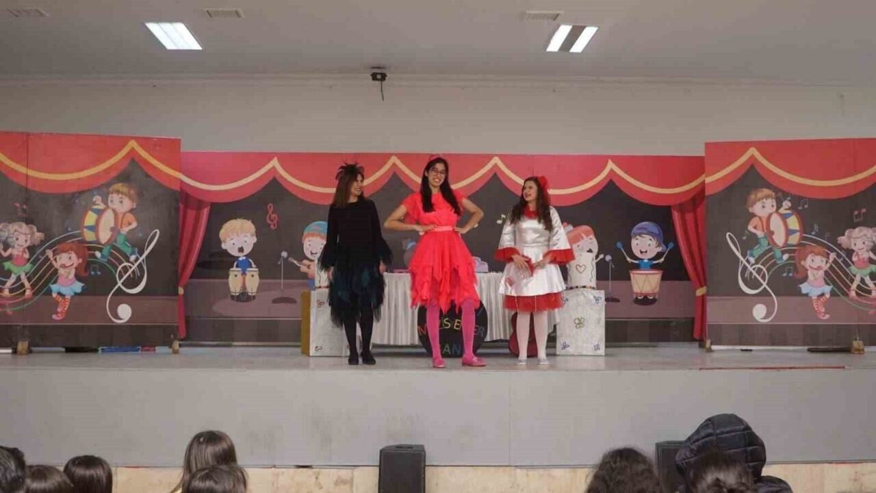 Sarıgöllü çocuklar ’Sevimli müzisyenler hiç kişilik orkestra’ ile doyasıya eğlendi