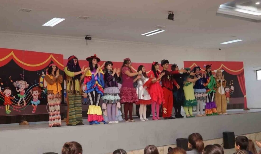 Yunusemre Kent Tiyatrosunun ’Sevimli müzisyenler hiç kişilik orkestra’ adlı tiyatro