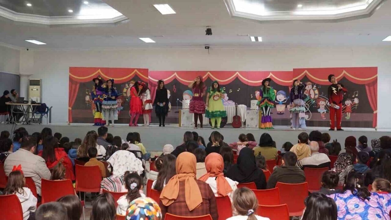 Sarıgöllü çocuklar ’Sevimli müzisyenler hiç kişilik orkestra’ ile doyasıya eğlendi