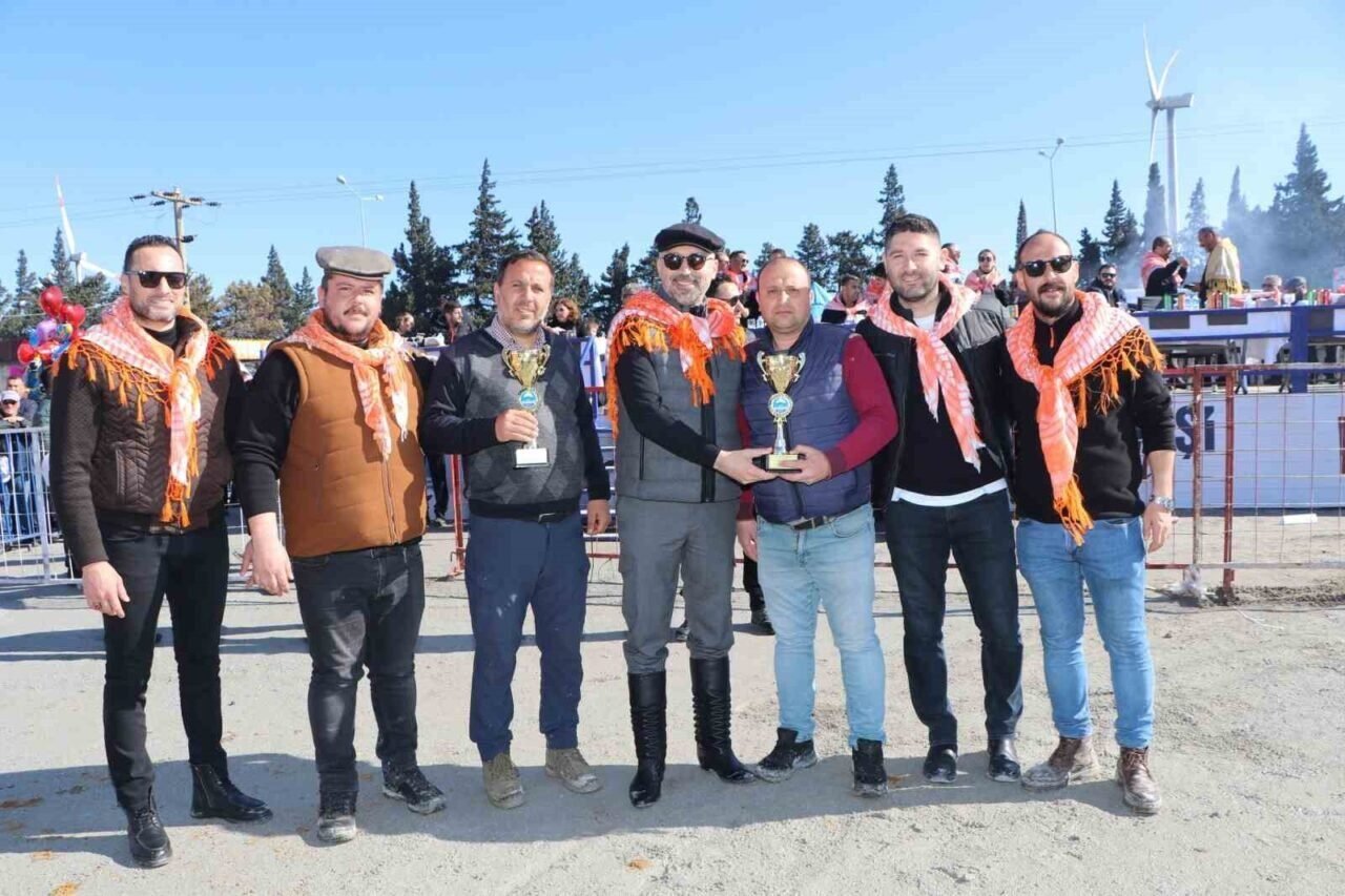 Söke’de Deve Güreşi Festivali renkli geçti