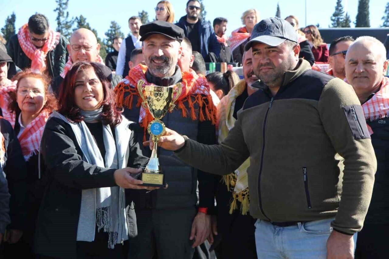 Söke’de Deve Güreşi Festivali renkli geçti