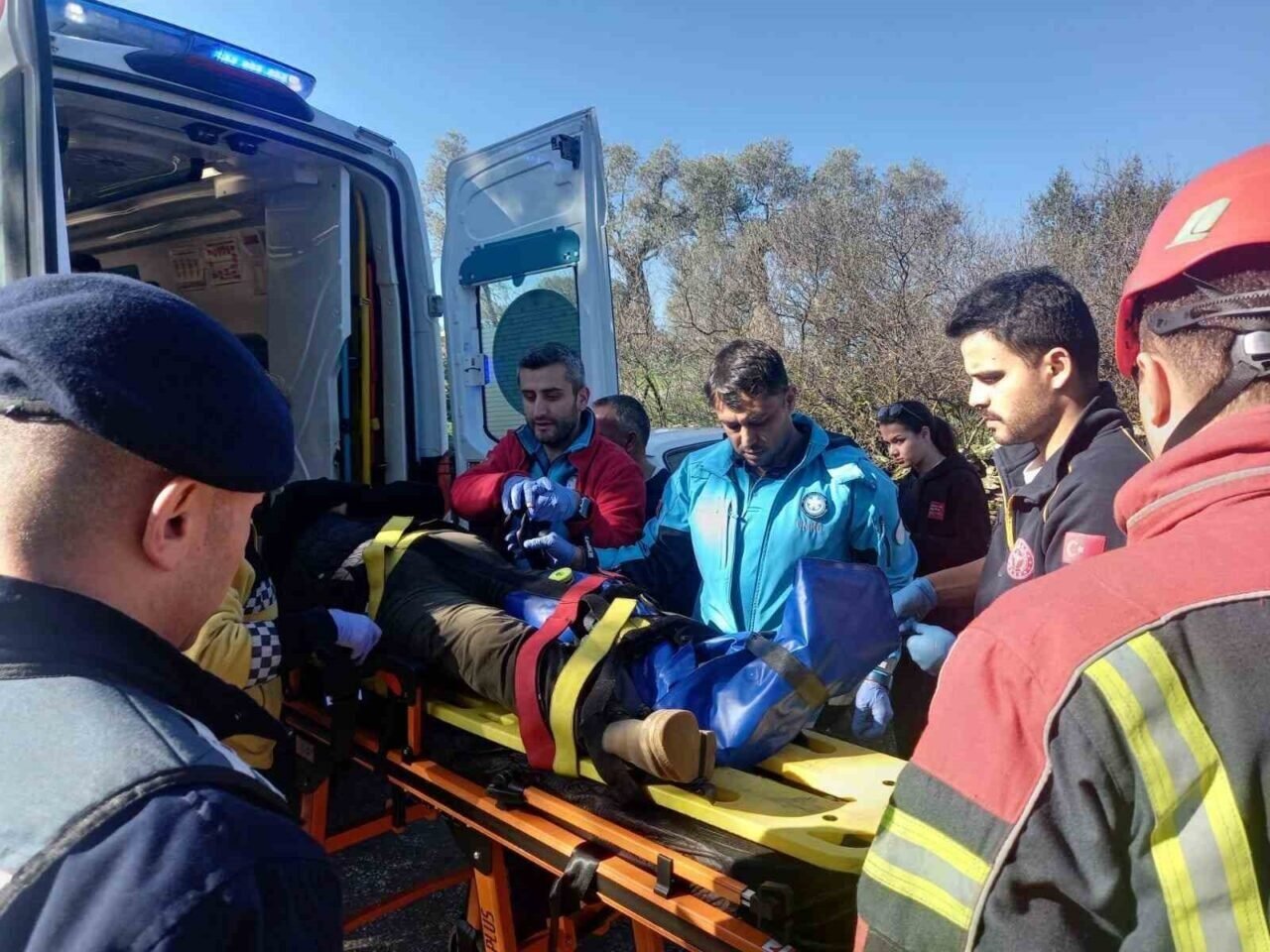Taş duvardan düşen şahsı jandarma ekipleri ambulansa yetiştirdi