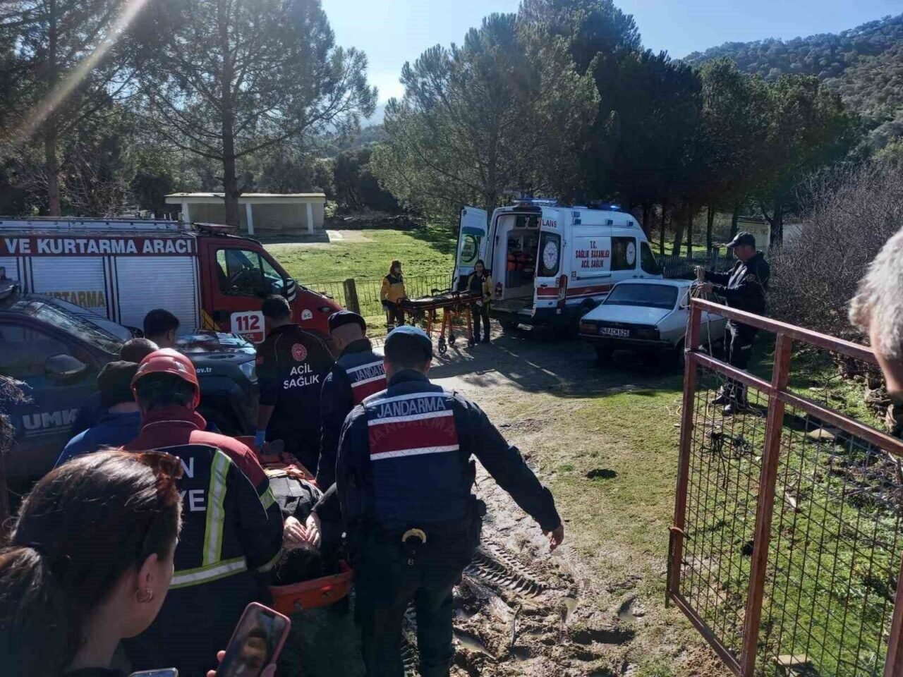 Taş duvardan düşen şahsı jandarma ekipleri ambulansa yetiştirdi Taş duvardan düşen şahsı jandarma ekipleri ambulansa yetiştirdi