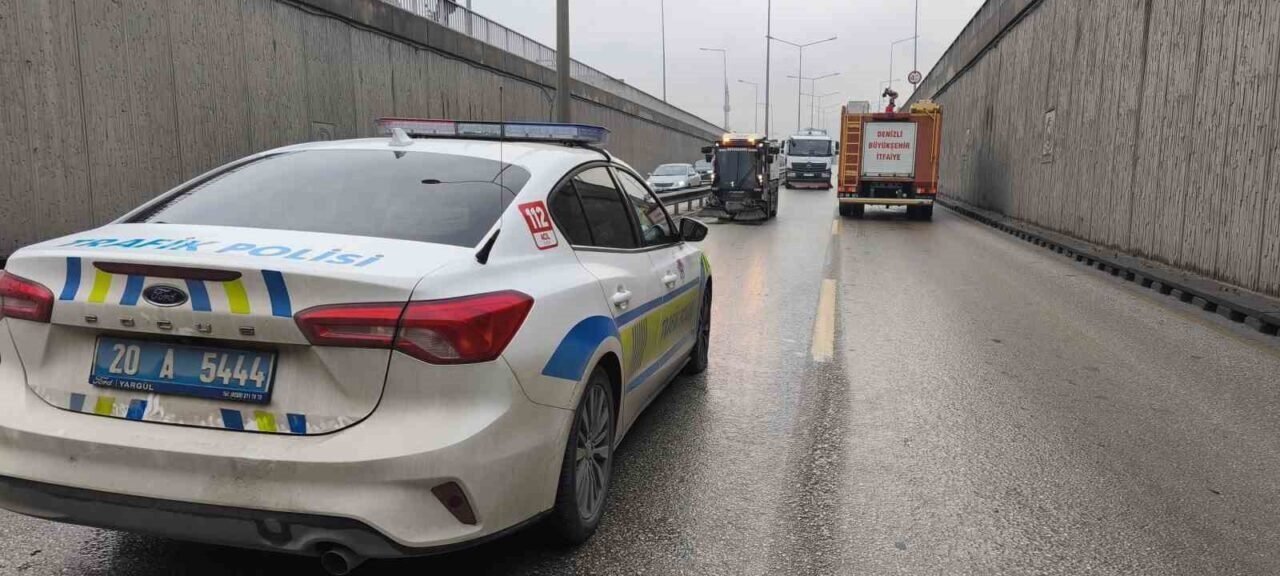 Yapı malzemeleri taşıyan vinç alt geçitte sıkıştı