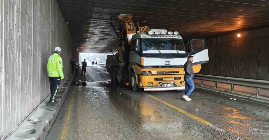 Denizli’de inşaat yapı malzemeleri taşıyan vinç alt geçitte sıkıştı. Alt