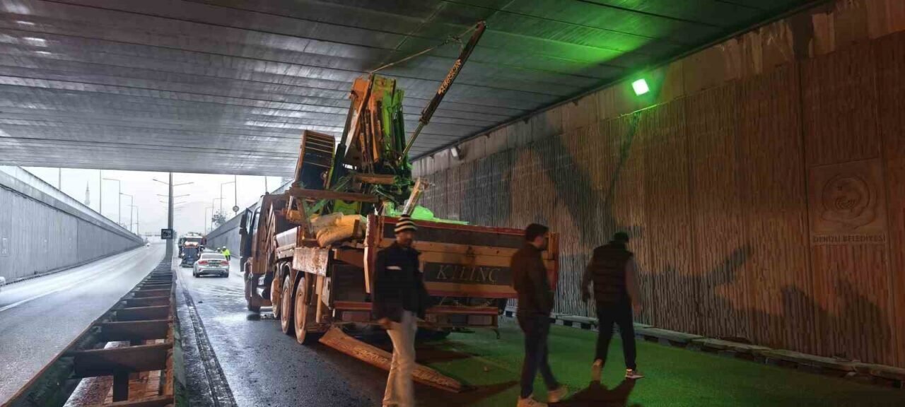 Yapı malzemeleri taşıyan vinç alt geçitte sıkıştı