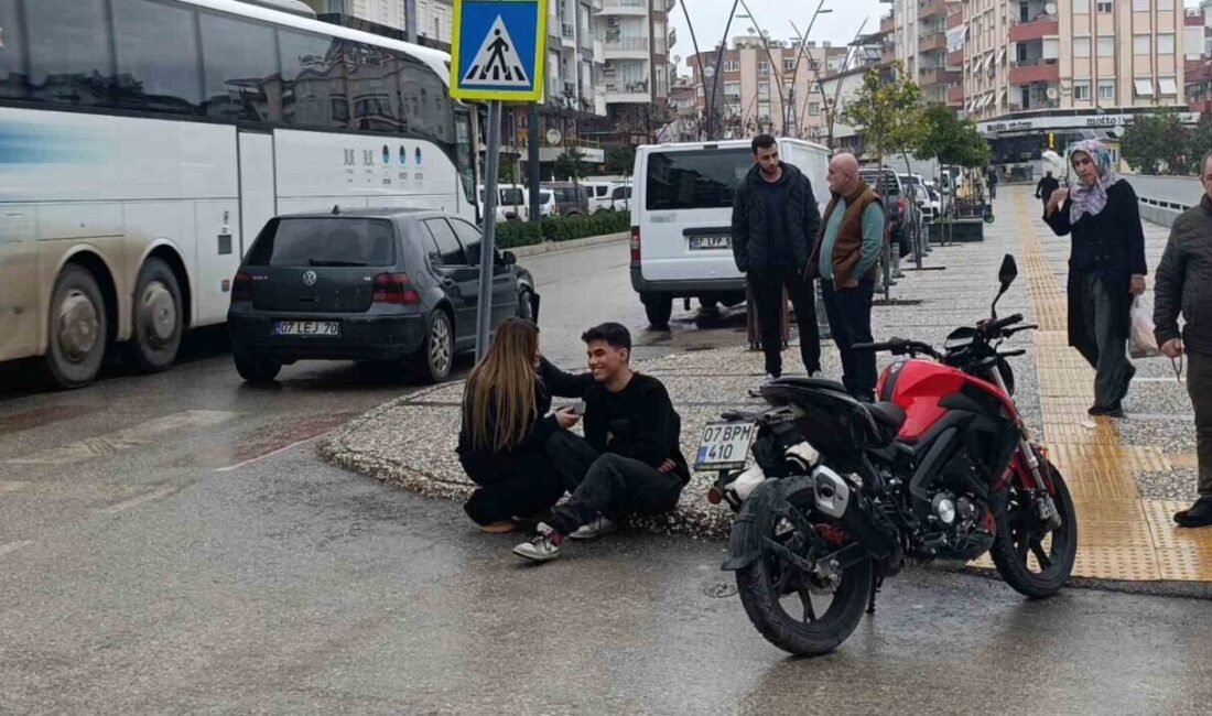 Manavgat’ta motosiklet ile otomobilin karıştığı kazada yerde yatan yaralı motosiklet