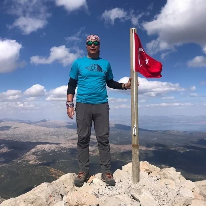 Yıpranan Türk bayrağını değiştirmek isterken kaybolan dağcının cesedine ulaşıldı