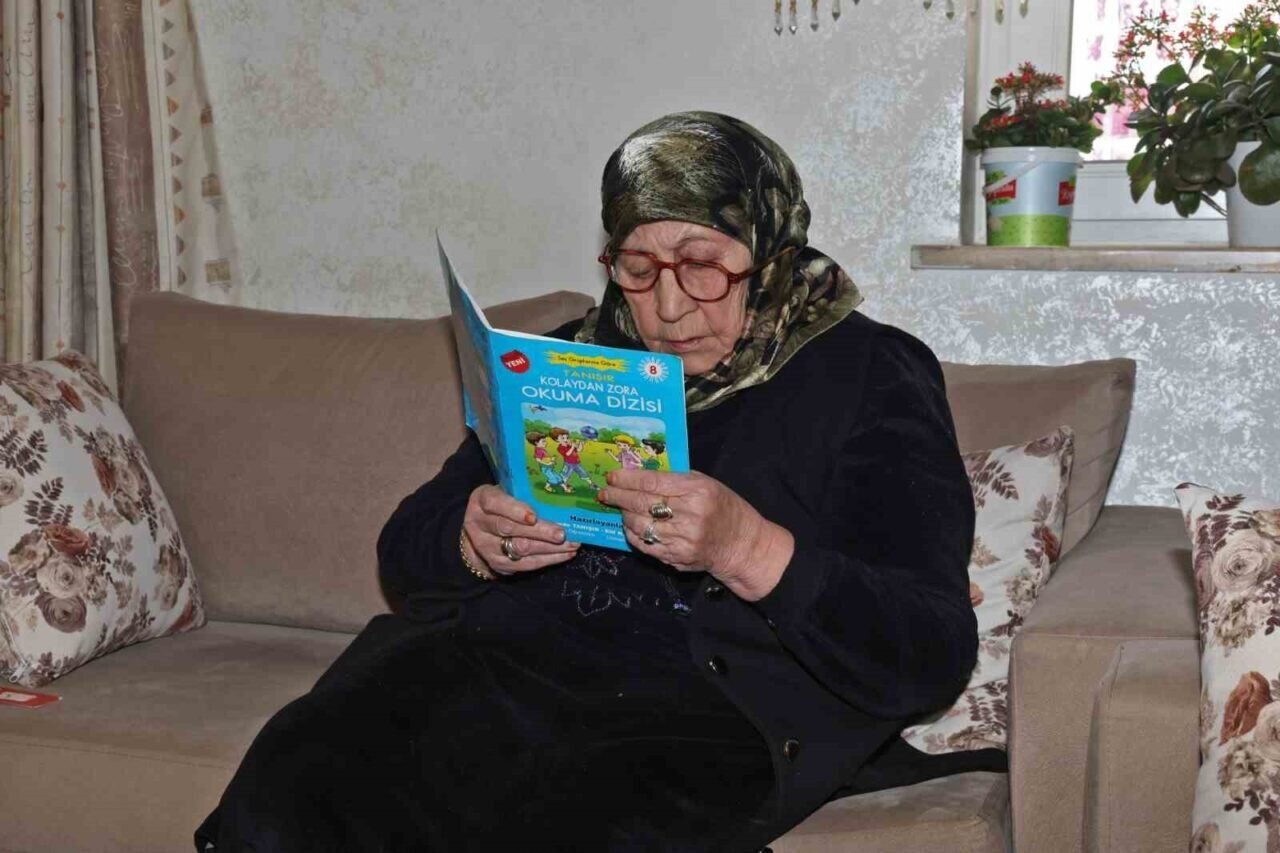 84 yaşındaki Ayşe Nine okuma yazmayı, Afrikalı Cisse Türkçeyi ATASEM’de öğreniyor