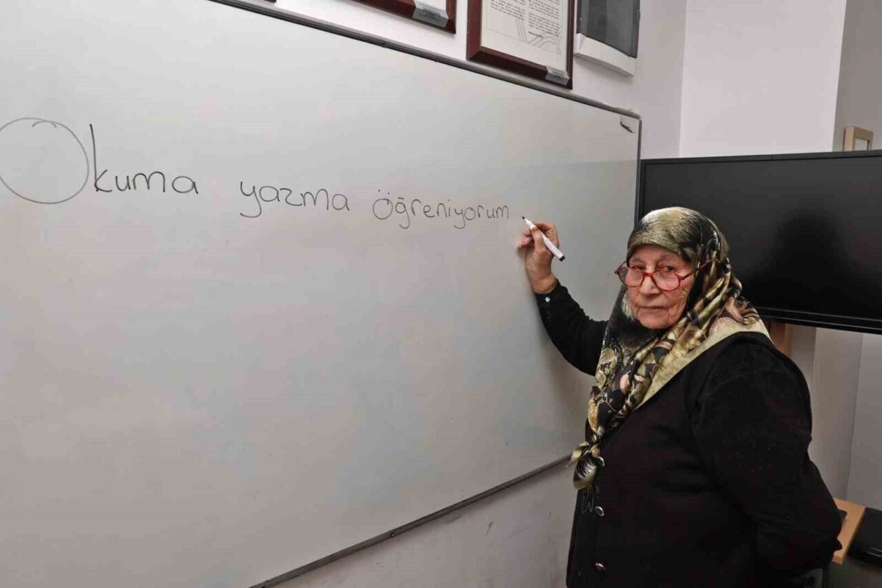 84 yaşındaki Ayşe Nine okuma yazmayı, Afrikalı Cisse Türkçeyi ATASEM’de öğreniyor