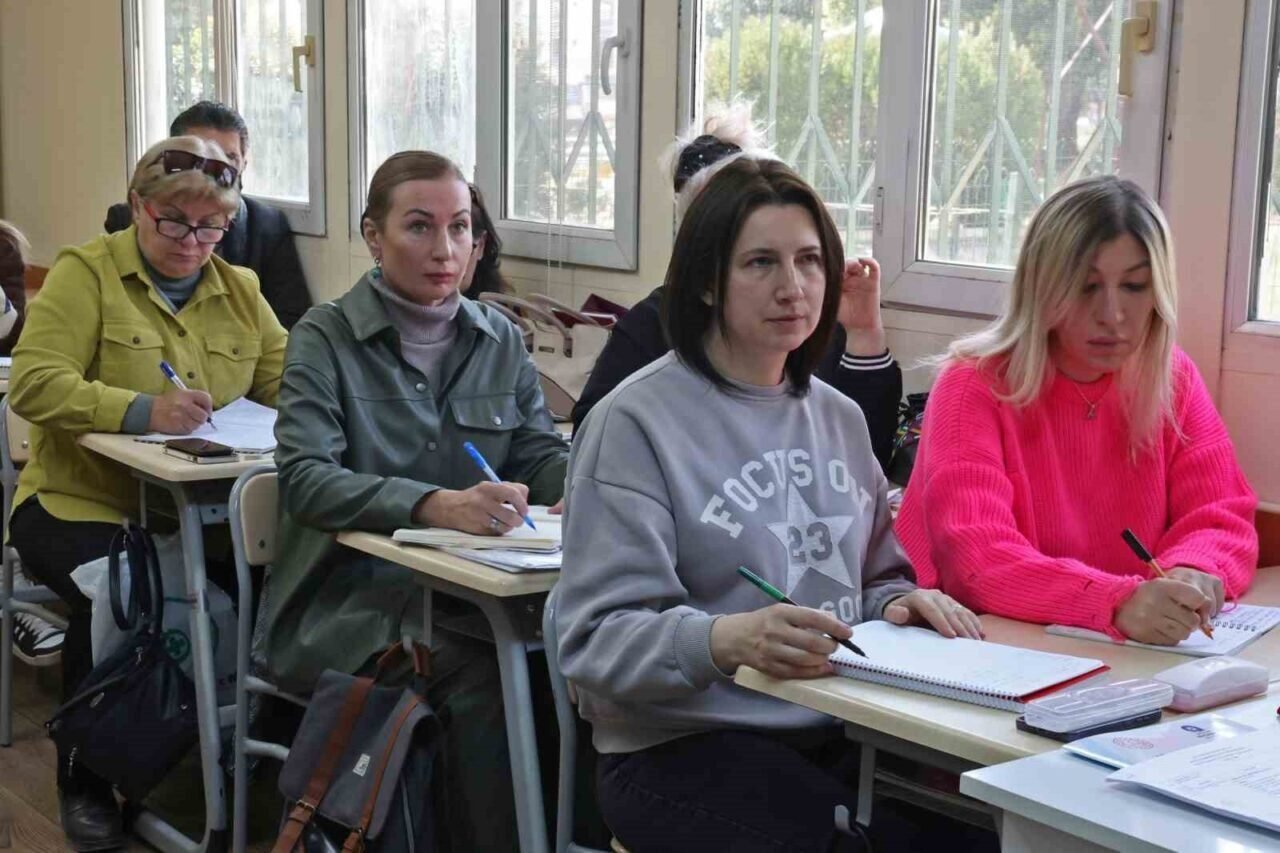 84 yaşındaki Ayşe Nine okuma yazmayı, Afrikalı Cisse Türkçeyi ATASEM’de öğreniyor